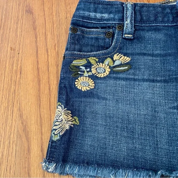 Ralph Lauren Cotton Denim Shorts with Floral Embroidery - Picture 4 of 10